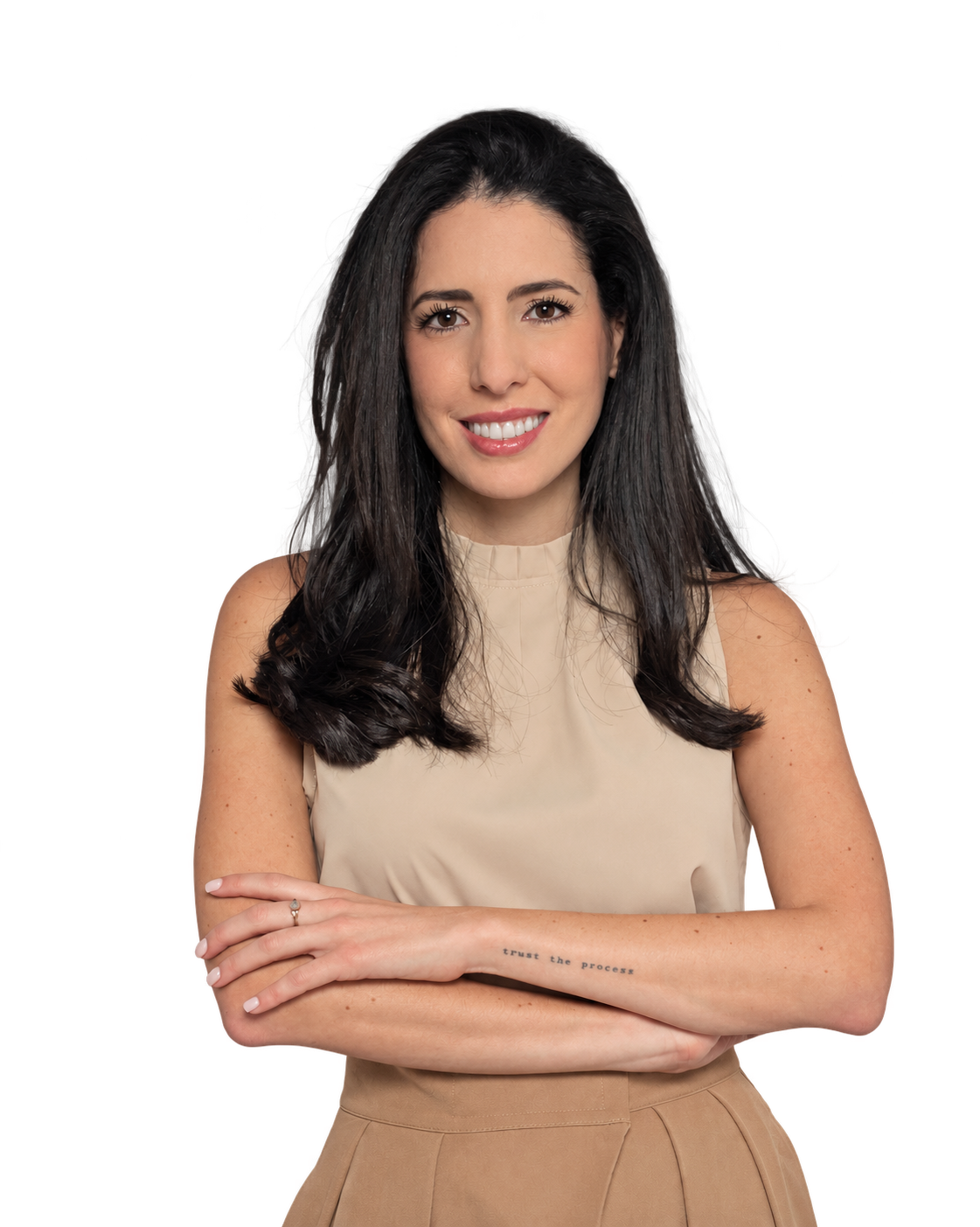 Caro Rodriguez, terapeuta holística, sonriendo con blusa beige
